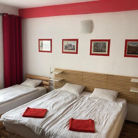 Red Apartment Pressburg Exterior foto